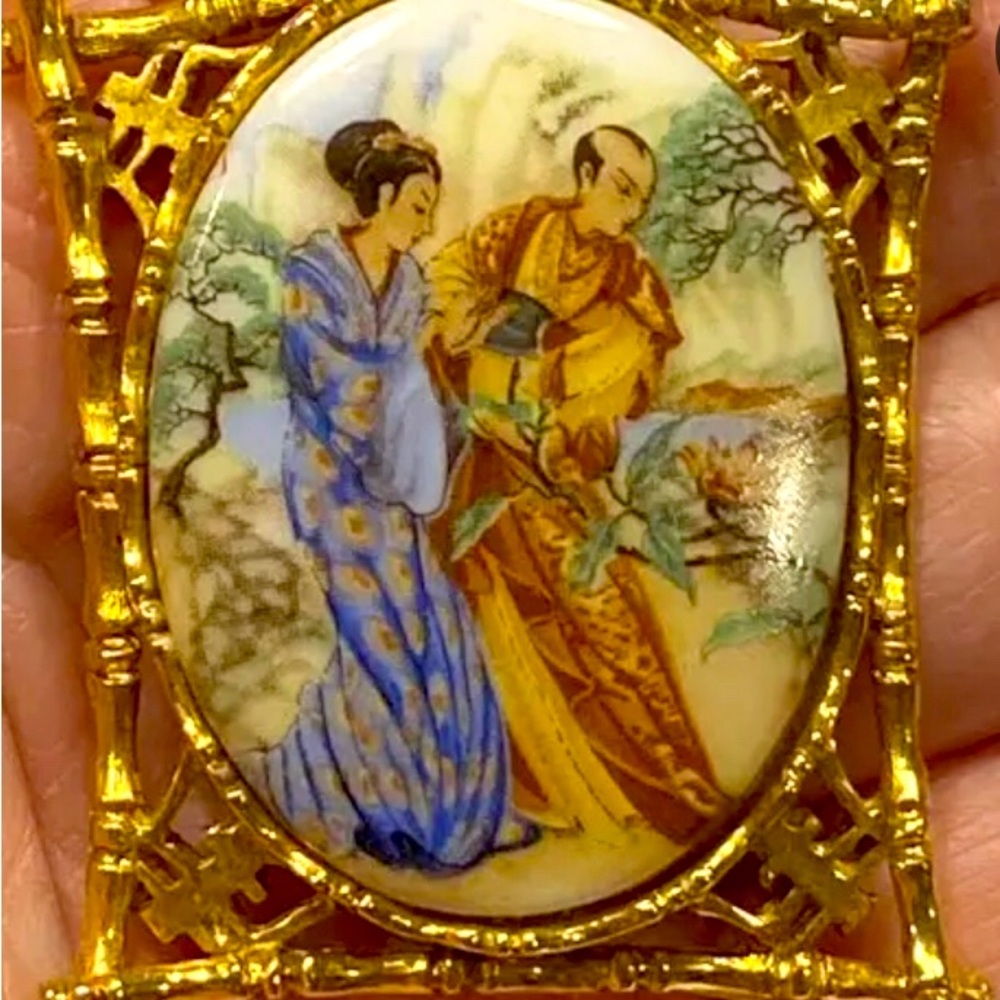 Excellent Condition Signed Porcelain Geisha Pendant Necklace on Original Chain.